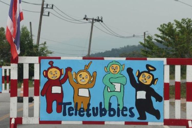 Gambar empat tokoh lucu Teletubbies di pos pemeriksaan militer di Thailand selatan.