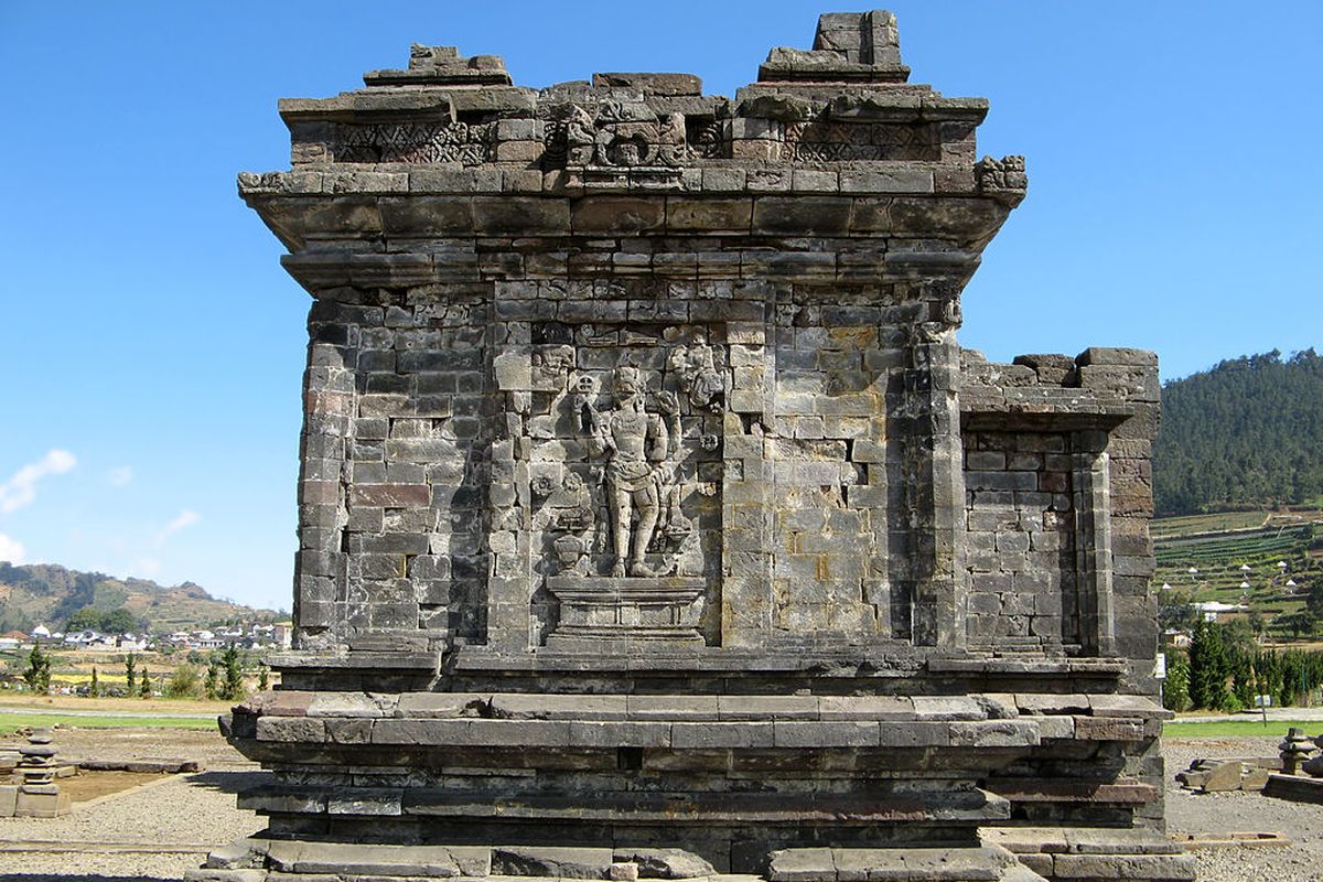 Candi Srikandi di Dieng.