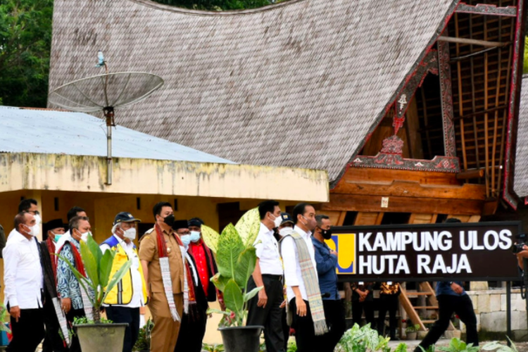 Presiden Jokowi mengunjungi Kampung Ulos Hutaraja di Desa Lumbansuhi-suhitoruan, Kecamatan Pangururan, Kabupaten Samosir, Rabu (2/2/2022)