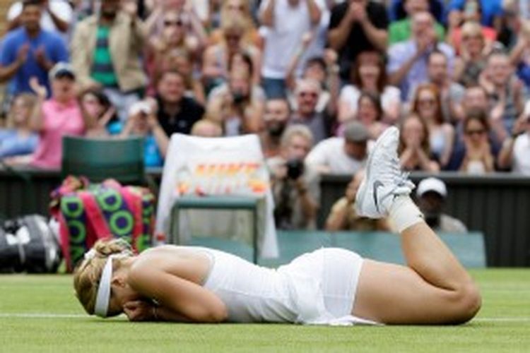 Petenis Jerman, Sabine Lisicki tengkurap di lapangan rumput Wimbledon setelah meraih kemenangan atas juara bertahan Serena Williams, pada babak keempat, Senin (1/7/20130).