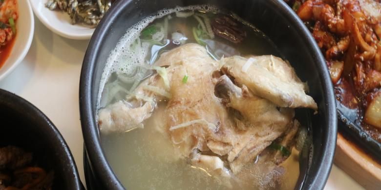 Samgyetang atau sup ayam gingseng dengan kurma khas Korea Selatan yang terkenal baik akan kesehatan. 