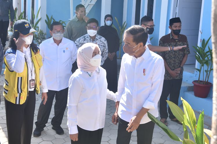 Presiden Jokowi dan Ibu Iriana meninjau Proyek Pengembangan Sarana Hunian Pendukung Kawasan Pariwisata di Kampung Baru, Kawasan Pantai Marina, Labuan Bajo, Manggarai Barat, Jumat (22/07/2022) pagi. 