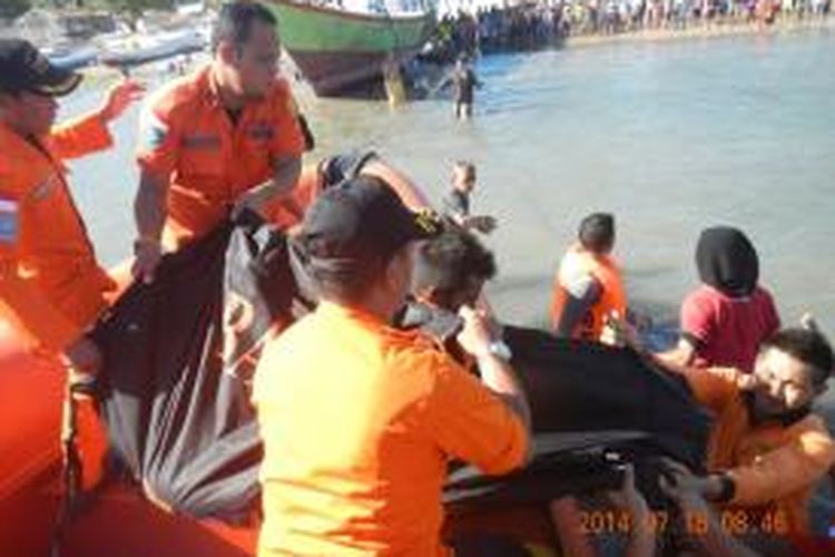 Jenasah Rikardus Mbura saat dievakuasi tim SAR Kupang dari laut,Jumat (18/7/2014)