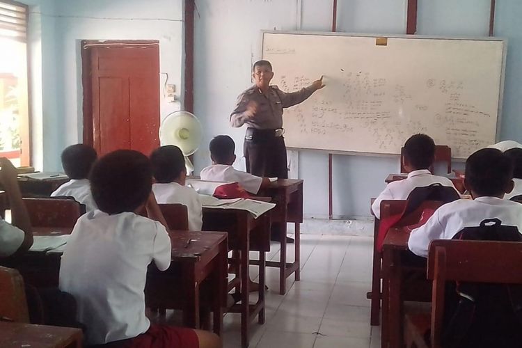 Suasana saat anggota Polres Blitar saat mengajar di sekolah dasar karena ditinggal gurunya ikut aksi mogok massal dan demonstrasi, Rabu (26/9/2018) 