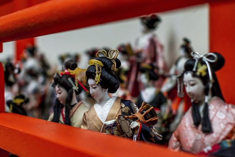 Boneka-boneka yang ditaruh di Kuil Awashima untuk didoakan, Jepang.