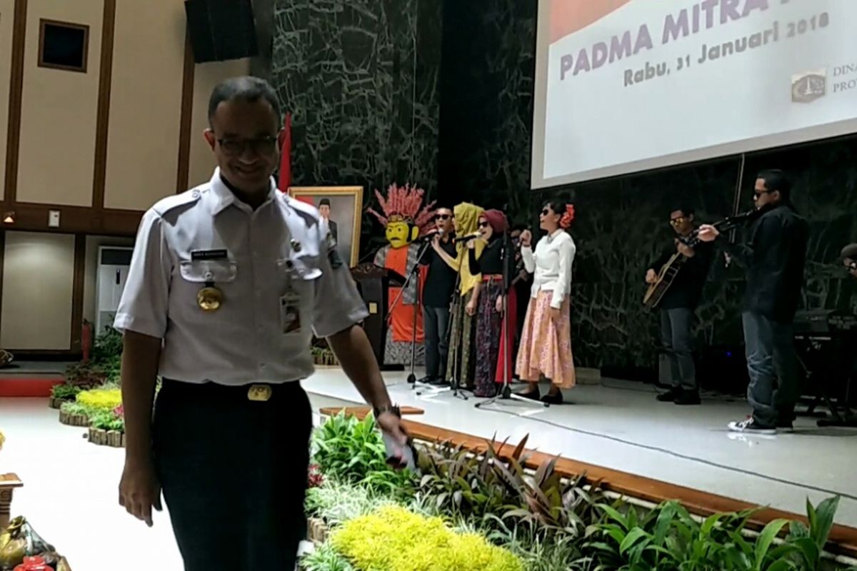 Gubernur DKI Jakarta, Anies Baswedan tinggalkan ruangan saat band difabel tengah tampil di Balai Agung, Balai Kota DKI Jakarta, Rabu (31/1/2018).
