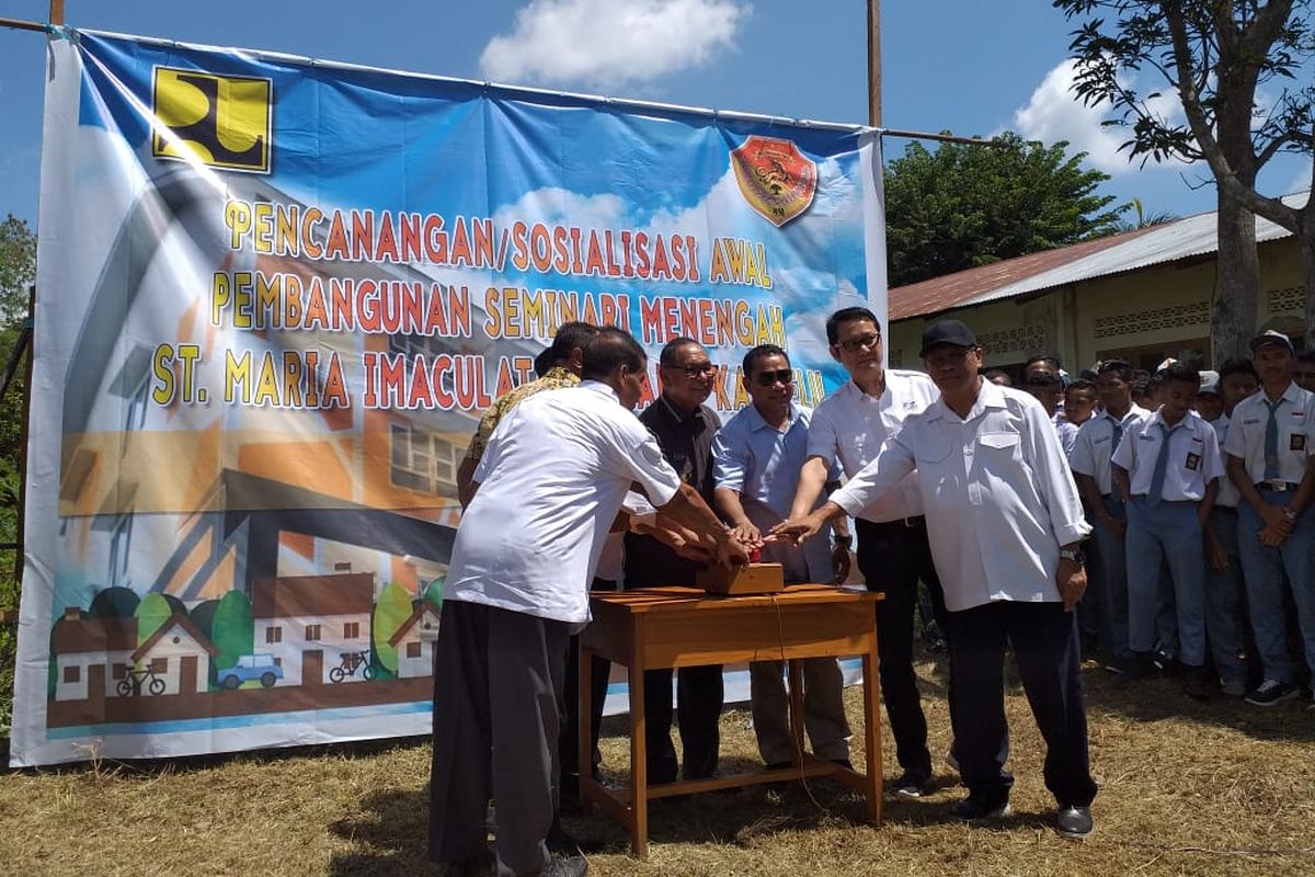 Kementerian PUPR membangun rusunawa di Seminari Lalian, NTT. Acara pencanangan dihadiri Ketua Komisi V DPR RI Fary Francis, Wakil Gubernur NTT Yosep Nae Soi, Direktur Rusunawa Kementerian PUPR,M Hidayat, dan Bupati Belu Wily Lay, Selasa (9/4/2019).

