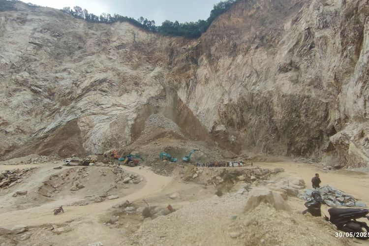 Situasi tanah longsor di Cirebon, tepatnya di Gunung Kuda, Desa Cipanas, Kecamatan Dukupuntang, Kabupaten Cirebon, pada Jumat (30/5/2025).