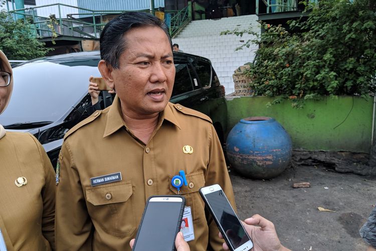 Kepala Disperindag Kota Tangerang, Herman Suwarman di Paaar Anyar Kota Tangerang, Senin (16/12/2019)