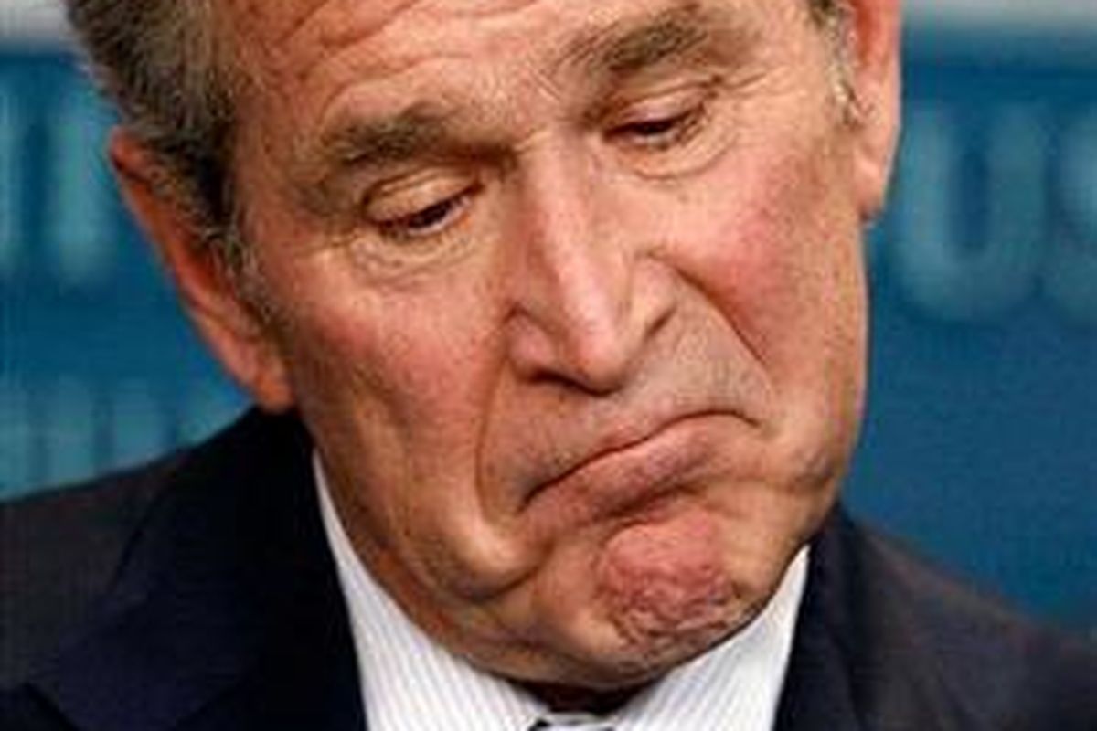 Presiden AS George W Bush berpidato dalam konferensi pers terakhirnya di Gedung Putih, Senin (12/1).