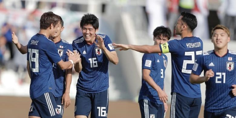 Para pemain Jepang merayakan gol Takehiro Tomiyasu (16) ke gawang Arab Saudi pada pertandingan babak 16 besar Piala Asia 2019 di Sharja, 21 Januari 2019. 