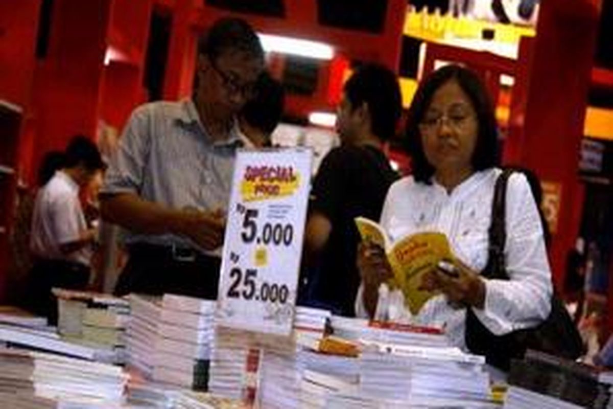 Pengunjung melihat berbagai sajian buku bermutu yang dimiliki stand Gramedia Pustaka Utama saat Pameran Buku dan Media Kompas Gramedia Fair 2009 di Istora Senayan, Jakarta Pusat, Rabu (28/1). Berbagai diskon hingga 70 persen ditawarkan hingga Minggu (1/2) mendatang. 