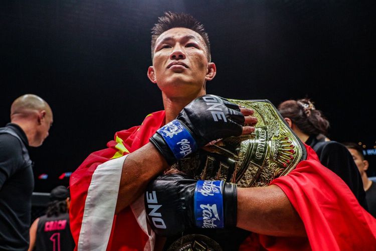 Petarung seni bela diri campuran asal China, Tang Kai, berhasil menjadi juara dunia ONE Featherweight seusai mengalahkan Thanh Le dalam ajang ONE 160, Agustus lalu.