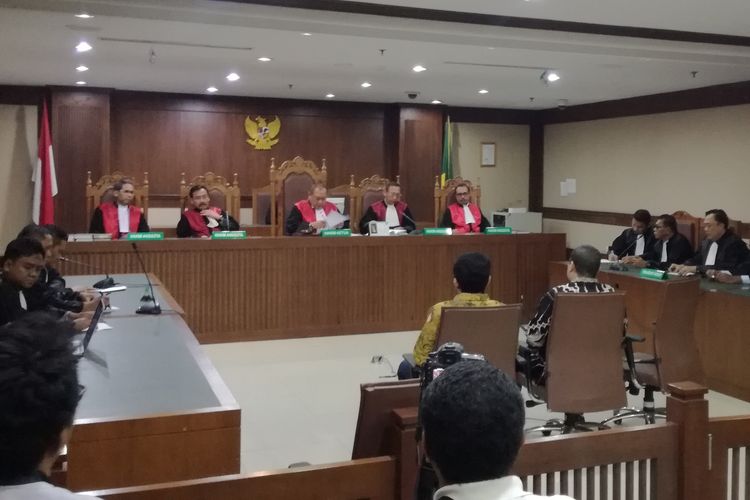 Pejabat pembuat komitmen (PPK) pada Kementerian Pemuda dan Olahraga (Kemenpora) Adhi Purnomo dan staf Kemenpora Eko Triyanta divonis 4 tahun penjara dan denda Rp 200 juta subsider 2 bulan kurungan.