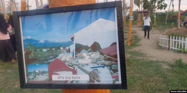 Foto dari dampak bencana gempa bumi 2018 silam yang dipajang pada batang-batang pohon jati yang telah mengering di Taman Likuefaksi desa Lolu, Sigi. Minggu (25/10/2020)