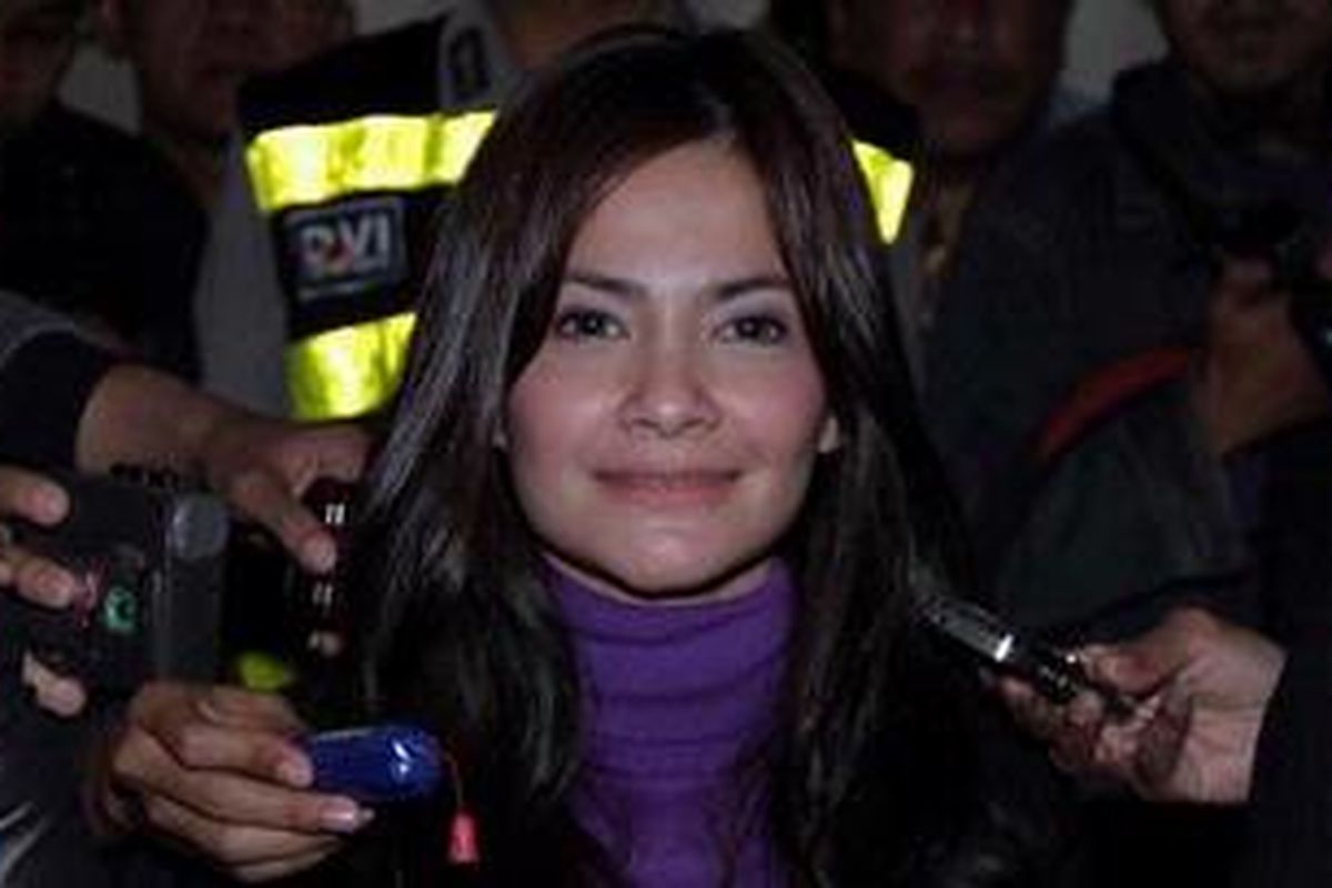 Cut Tari menjadi saksi di Pengadilan Negeri Bandung, Senin (13/12/2010), dalam sidang kasus video seks yang diakuinya dimainkannya berdua dengan terdakwa Nazriel Irham atau Ariel.