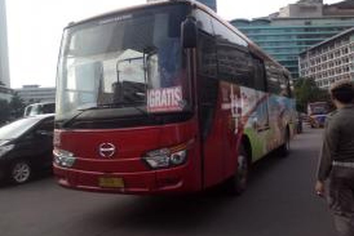 Transjakarta gratis bagi pengendara motor yang dilarang melalui Jalan M.H Thamrin. 