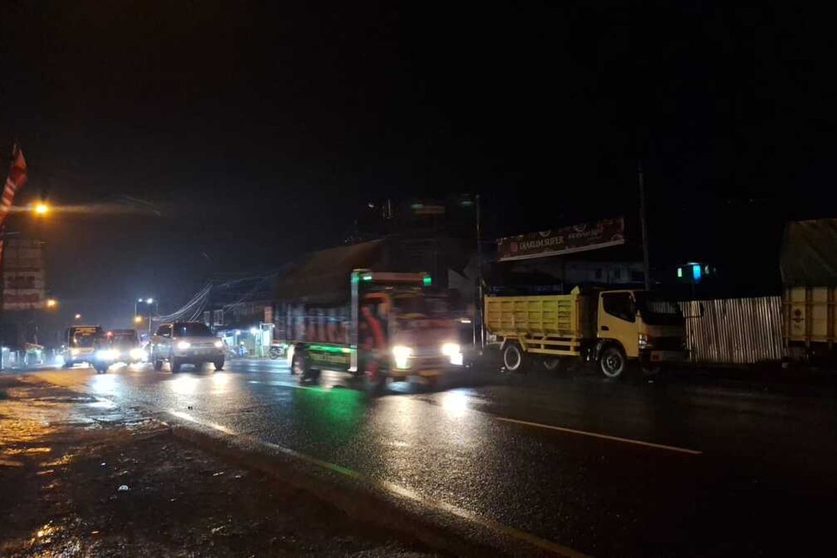 Arus lalu lintas di jalur Nagreg, Kabupaten Bandung, Jawa Barat mulai ramai oleh pemudik pada Jumat (5/4/2024)