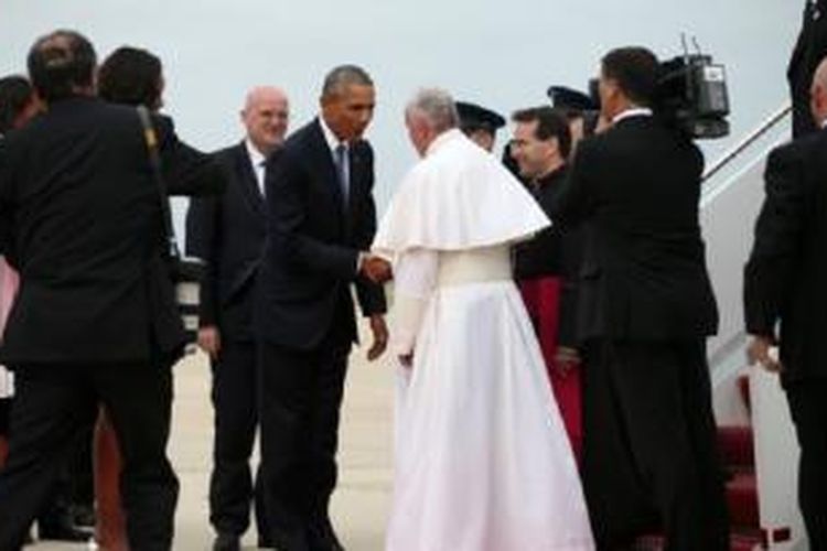Presiden AS Barack Obama menyalami Paus Fransiskus saat tiba di pangkalan udara Andrews, AS, Selasa (22/9/2015) sore.