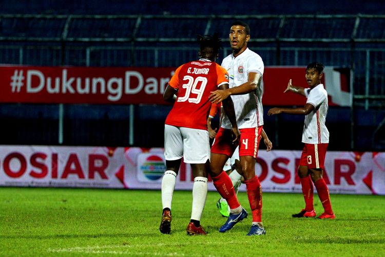 Pemain asing Persija Jakarta Yann Motta dijaga ketat pemain Borneo FC Guy Junior di lanjutan babak penyisihan Piala Menpora 2021 yang berakhir dengan skor 0-4 di Stadion Kanjuruhan Kabupaten Malang, Jawa Timur, Sabtu (27/03/2021) malam.