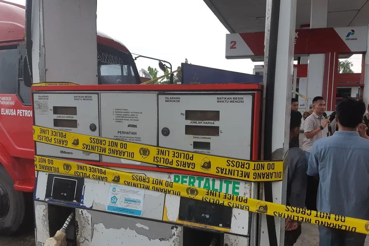 Praktik pengoplosan BBM jenis Pertalite di SPBU Nagalan, Medan, terungkap setelah polisi mendapat laporan warga mengenai keberadaan mobil tangki minyak ilegal yang masuk ke SPBU 
