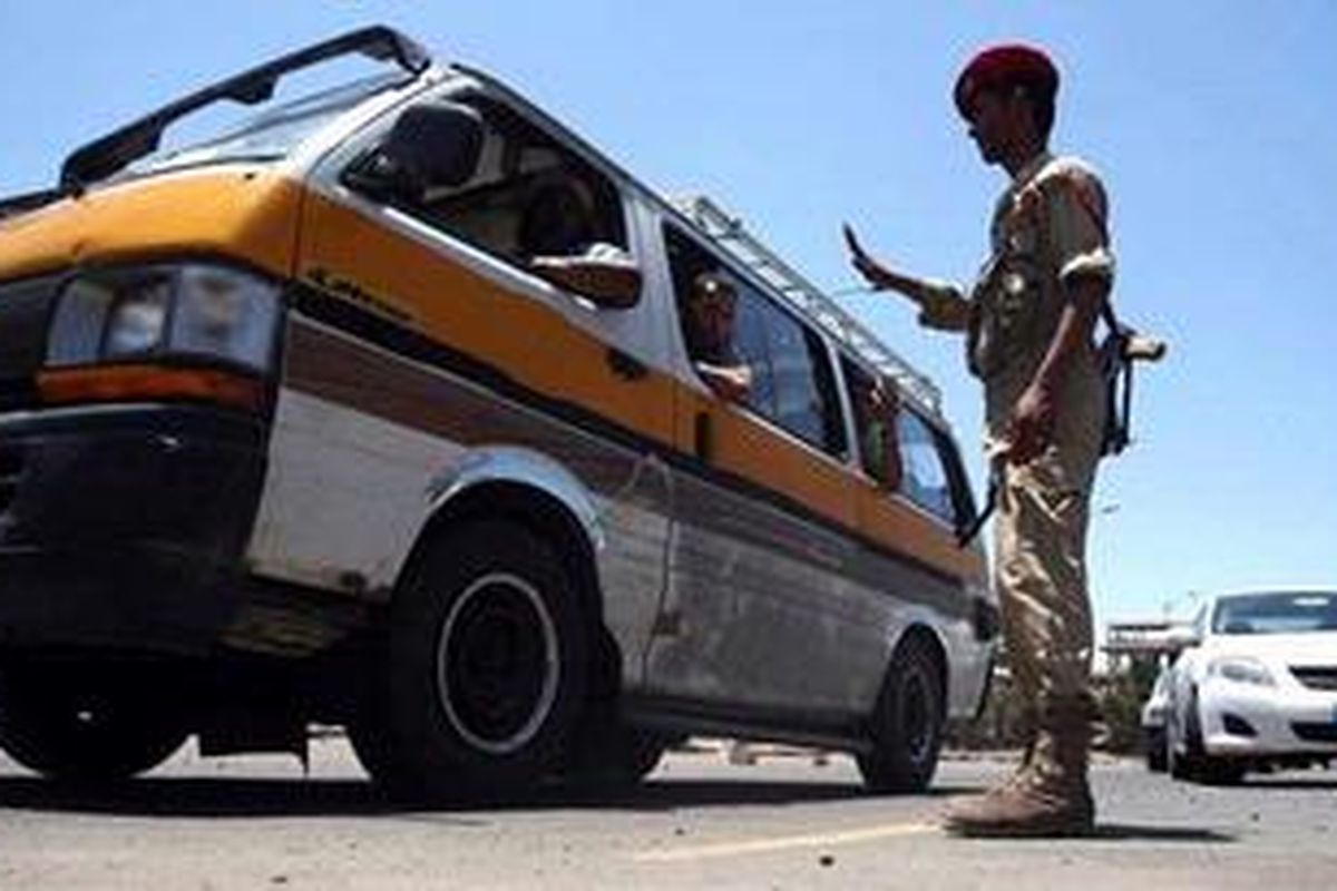 Seorang tentara Yaman berjaga di pos pemeriksaan di kota pelabuhan Aden, pada 5 Mei 2012. 
