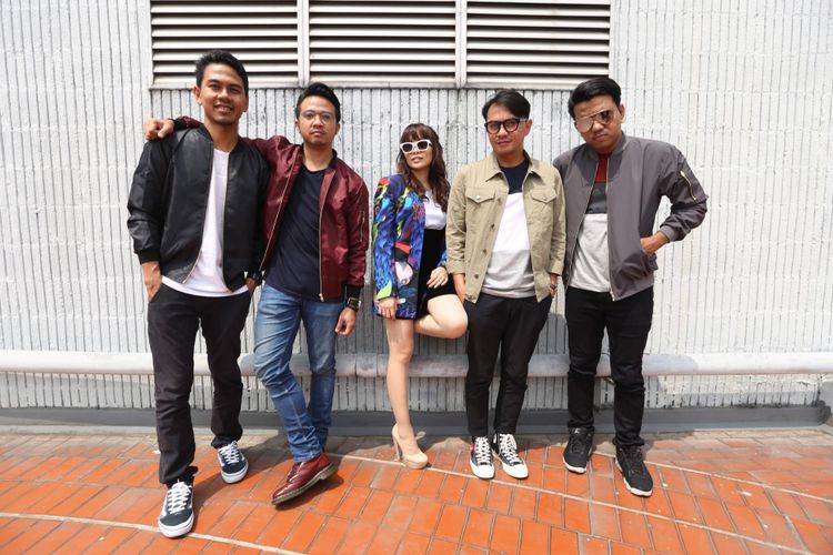 Grup band Geisha berpose usai wawancara di Kantor Kompas Gramedia, Palmerah Selatan, Jakarta (20/5/2017). Geisha berbagi cerita tentang single pertama mereka dengan judul Cinta Itu Kamu dari album terbarunya.