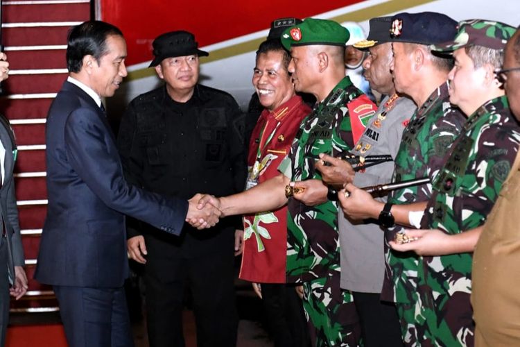 Presiden Joko Widodo disambut Kepala BIN Budi Gunawan dan jajaran pejabat terkait saat baru tiba di Bandara Sentani, Jayapura, Papua, sekitar pukul 18.37 WIT pada Rabu (5/7/2023).