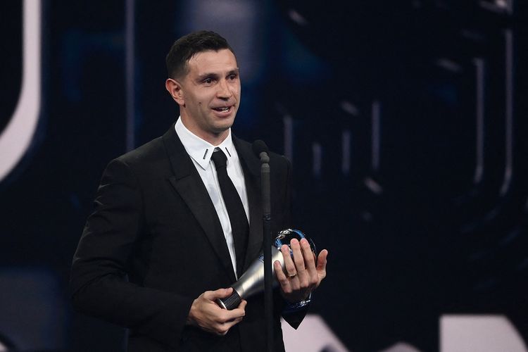 Kiper timnas Argentina menerima penghargaan kiper terbaik FIFA dalam acara penghargaan The Best FIFA Football Awards 2022 di Paris, Perancis, pada Selasa (28/2/2023) dini hari WIB.