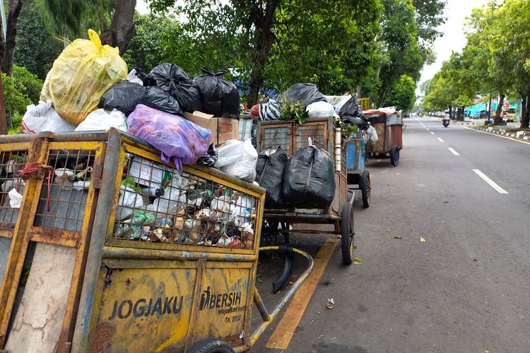 Sampah di depo dekat dengan Stadion Mandala Krida terlihat membludak pasca TPST Piyungan tutup, Selasa (10/5/2022)