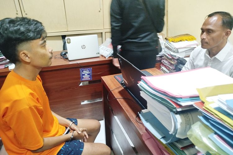 RNS (30) saat diinterogasi di ruang penyidik Mapolres Bangkalan, Rabu (2/7/2025). 