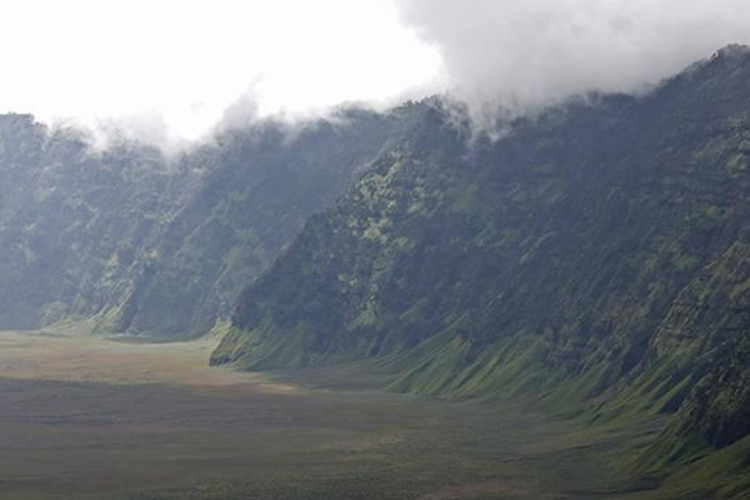 Panorama hamparan padang pasir di kaldera Gunung Bromo, dilihat dari Pos Bantengan di Desa Ranu Pani, Kecamatan Senduro, Kabupaten Lumajang, Jawa Timur, Senin (9/5/2016).