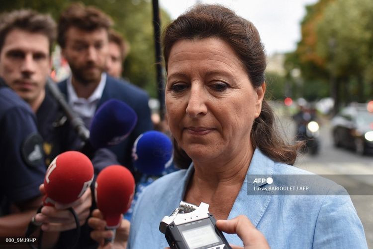Mantan menteri kesehatan Perancis Agnes Buzyn menjawab pertanyaan jurnalis ketika dia tiba di Pengadilan Paris pada 10 September 2021. Buzyn diselidiki karena dianggap mengabaikan wabah Covid-19.