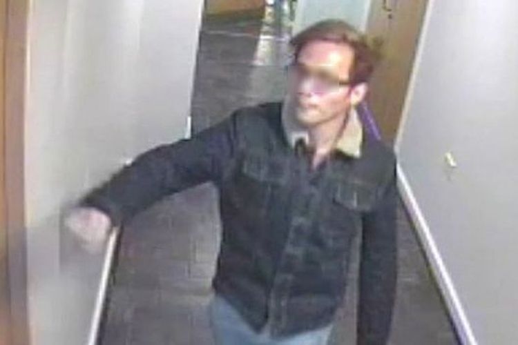 Reynhard Sinaga saat beraksi terekam CCTV