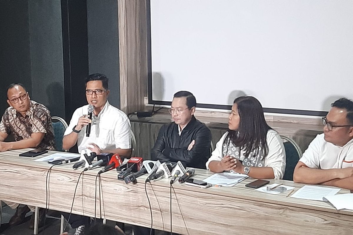Mantan Juru Bicara KPK Febri Diansyah memberikan  keterangan pers terkait dia menjadi kuasa hukum Putri Candrawathi di kawasan Menteng, Jakarta, Rabu (28/9/2022).