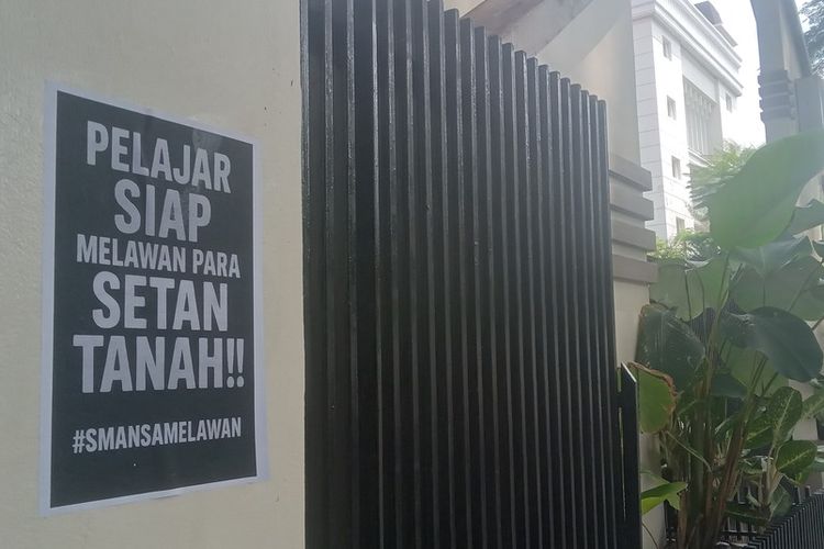 Poster hingga spanduk perlawanan siswa SMAN 1 Bandung terkait putusan PTUN yang mengabulkan gugatan PLK atas sengketa lahan SMAN 1 Bandung.