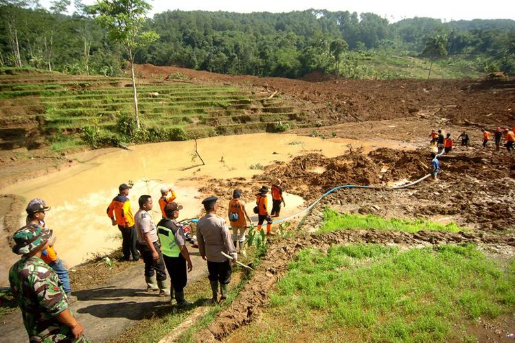 Sejumlah petugas melakukan pencarian korban longsor di Desa Pasirpanjang, Salem, Brebes, Jawa Tengah, Jumat (23/2/2018). Pencarian oleh petugas gabungan dan warga atas 18 warga korban longsor bukit Gunung Lio sementara ini belum membuahkan hasil.