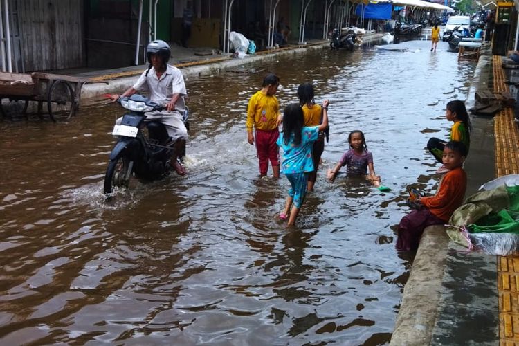 Banjir rob yang merendam pemukiman dan jalanan warga lebih tinggi dari tahun sebelumnya