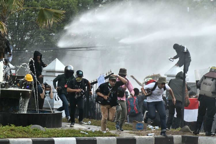 Aksi unjuk rasa di Gedung DPRD Jabar kembali ricuh, Senin (30/9/2019). Tampak awak media berlarian menyelamatkan diri dari lemparan batu dan water canon saat kericuhan terjadi antara Massa aksi unjuk rasa dan aparat kepolisian.