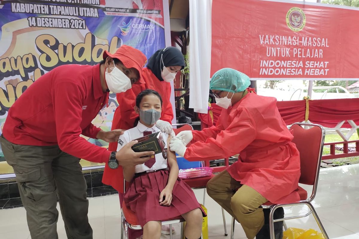 Tim medical intelligence BIN mendampingi penyuntikan vaksin Covid-19 kepada anak usia 6-11 tahun.