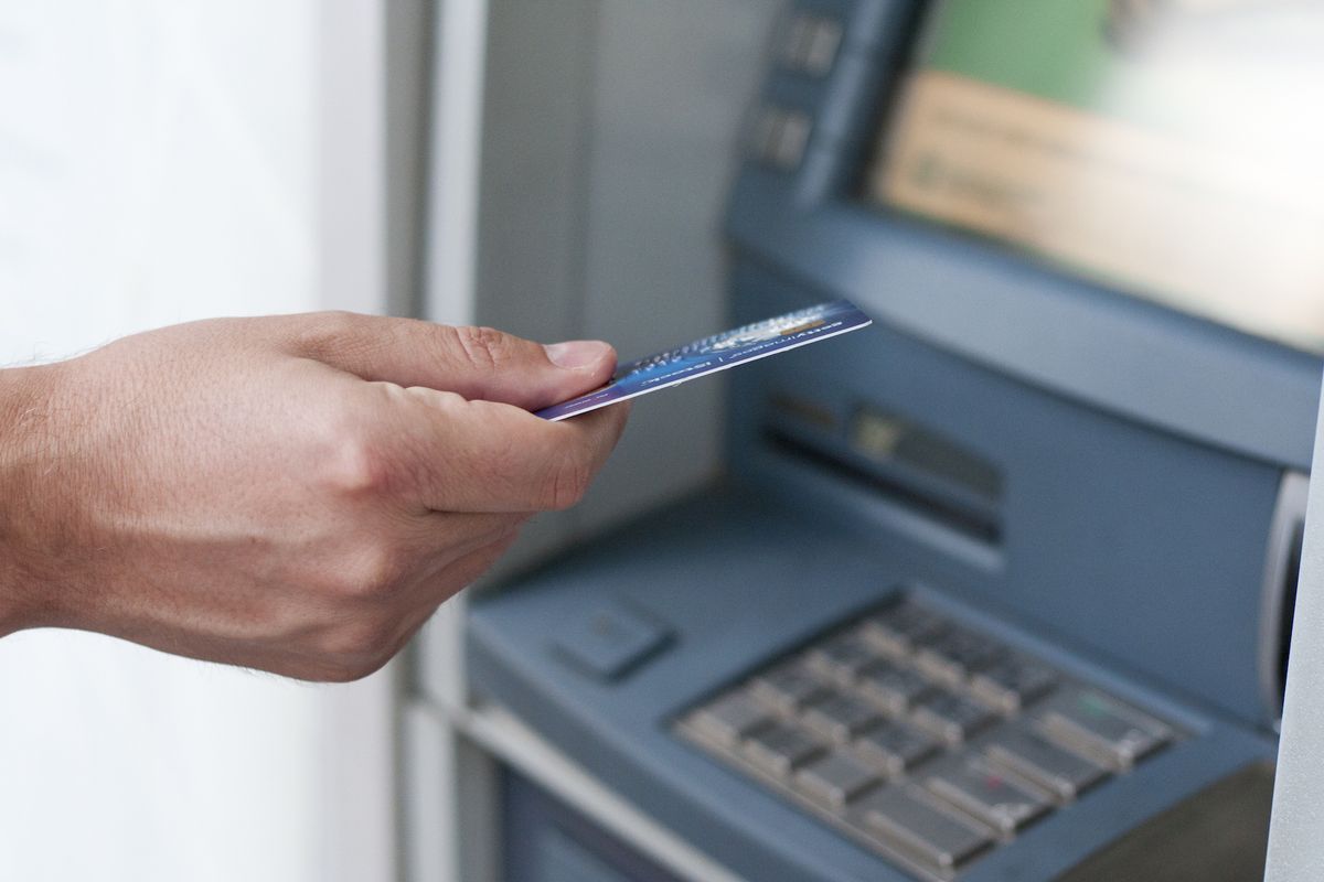 Nasabah BCA Bisa Tarik Tunai Bebas Biaya di ATM DBS Singapura