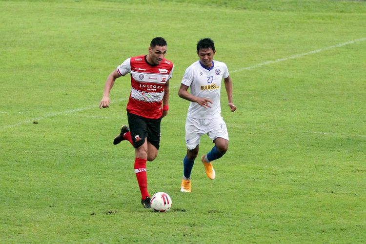 Pemain Arema FC Dedik Setiawan (kanan) menjaga ketat pemain asing Madura United Jaimerson Xavier (kiri) saat latihan bersama yang berakhir dengan skor 4-3 di Stadion Kanjuruhan Kabupaten Malang, Jawa Timur, Rabu (21/10/2020) sore. 
