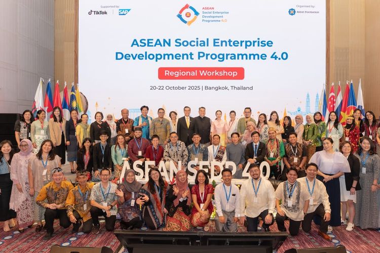 Para wirausaha sosial muda Indonesia menampilkan inovasi mereka di ASEAN SEDP 4.0, Bangkok, 22 Oktober 2025.