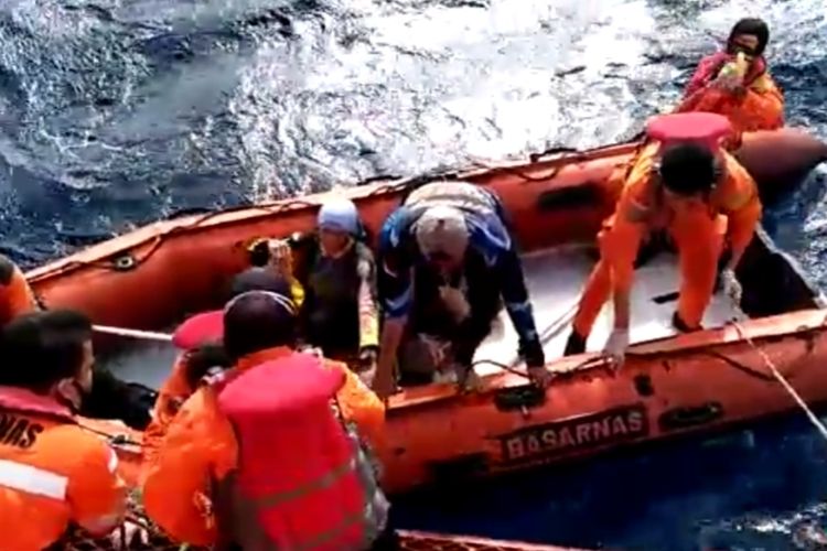 Tim SAR Padang melakukan evakuasi terhadap korban kapal yang terbalik di perairan kota Padang, Senin (22/6/2020)