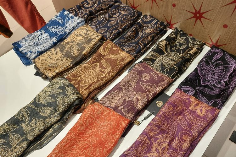 Sejumlah produk kain tenun Torajamelo di Sarinah, Jakarta Pusat pada Kamis (19/1/2023).