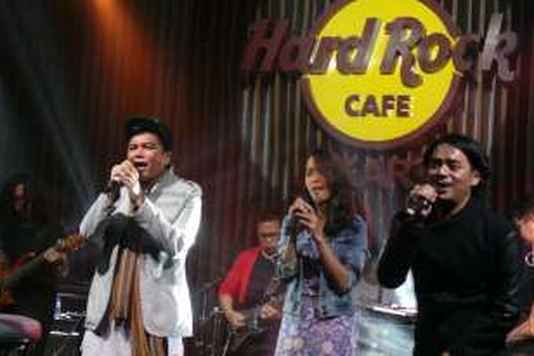 The Kadri Jimmo tampil dalam pertunjukan musik White Collar Rock yang digelar di Hard Rock Cafe, Pacific Place, Jakarta Selatan, Senin (5/12/2016) malam. Acara ini juga diramaikan oleh Ariyo Wahab 'S.O.G', Andy '/rif', dan Bonita dari grup Bonita and the hus BAND.