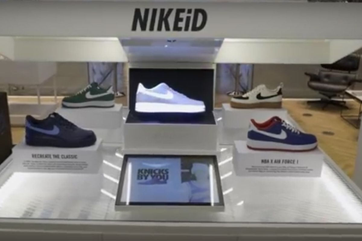 Layanan ini disebut NIKEiD Direct Studio, di mana konsumen bisa merancang sendiri sepatu Nike idamannya dengan bantuan sebuah piranti layar sentuh. Uniknya, tahapan perubahan ketika pelanggan merancang sepatunya dapat disaksikan secara langsung, tak hanya di layar, tapi juga pada sebuah sepatu di hadapan konsumen.  