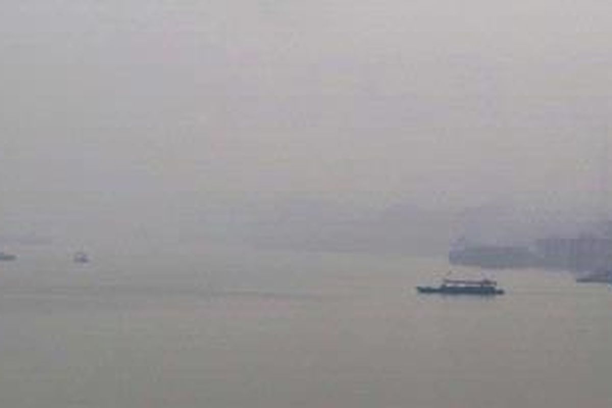 Jarak pandang di Kota Jambi hanya mencapai 500 meter pada pukul 07.00. Tidak hanya penerbangan, aktivitas pelayaran di sepanjang Sungai Batanghari ikut terganggu akibat kabut asap yang timbul sebagai dampak kebakaran lahan dan hutan.  