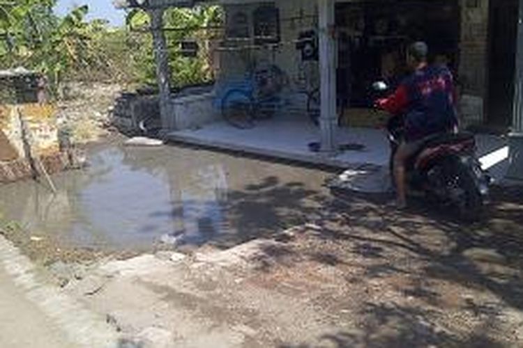 Lumpur panas mengaliri halaman rumah warga Desa Gempolsari Kecamatan Tanggulangin Sidoarjo.