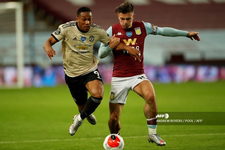 Anthony Martial (kiri) berebut bola dengan pemain Aston Villa, Jack Grealish, dalam pertandingan Aston Villa vs Man United di Stadion Villa Park, Jumat (10/7/2020) dini hari WIB. 